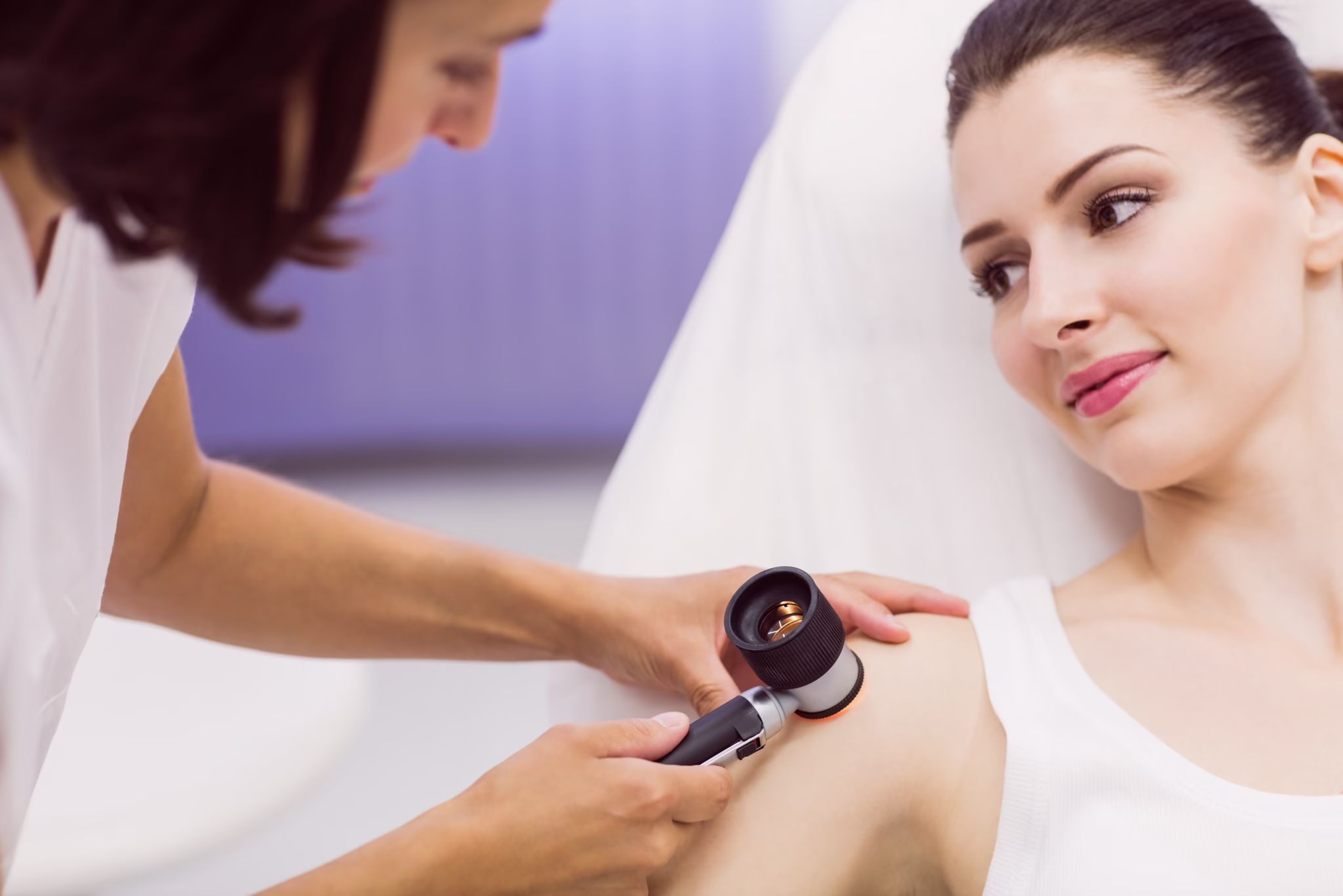 Mole check with a dermoscope at Menssana Hospital